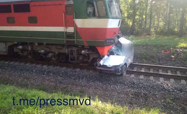 Под Быховом поезд Могилев-Солигорск раздавил «Ниссан», водитель погиб — фото