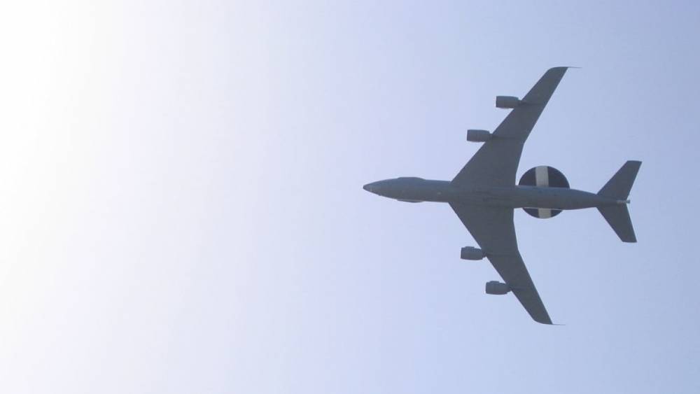 Самолет ВВС США экстренно сел в Небраске из-за возгорания двигателя