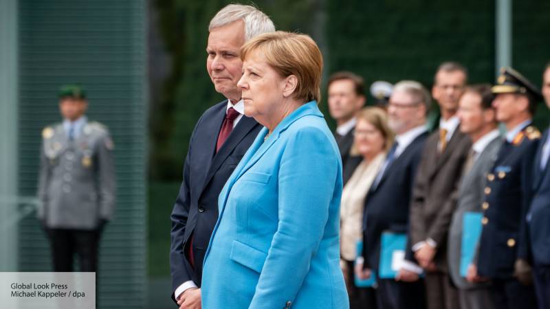 Экс-глава разведки ФРГ нарушил табу и потребовал объяснений из-за приступов Меркель