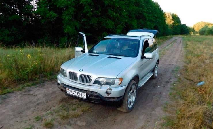 В Мозырском районе пьяный водитель решил прокатить девушку на капоте BMW X5. Она попала под колеса и погибла