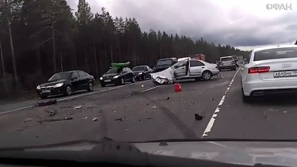 Легковушка врезалась в грузовик  на трассе «Скандинавия», ФАН публикует видео