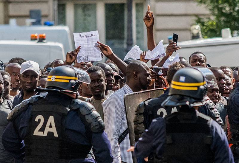 "Чёрные жилеты" устроили беспорядки в центре Парижа