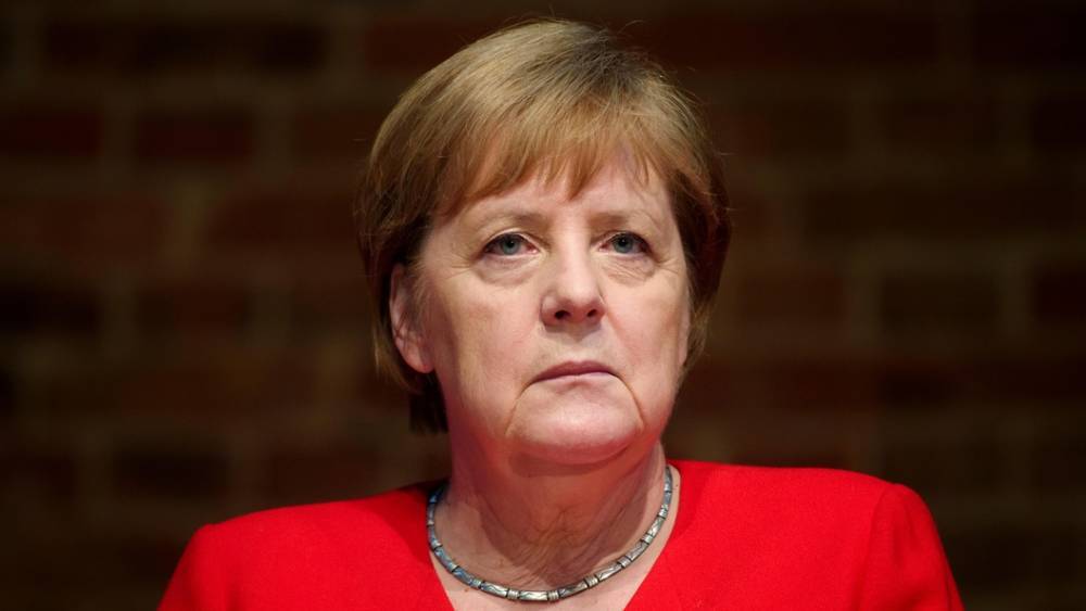 "Глотать пилюли, правда, придется пожизненно": "Трясущейся" Меркель подобрали неизлечимое заболевание