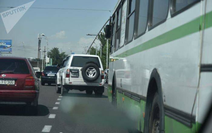 "Рог" троллейбуса упал на машину в Ереване: водитель легковушки доставлен в больницу