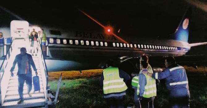Самолет "Белавиа" выкатился за пределы взлетно-посадочной полосы в аэропорту Киева
