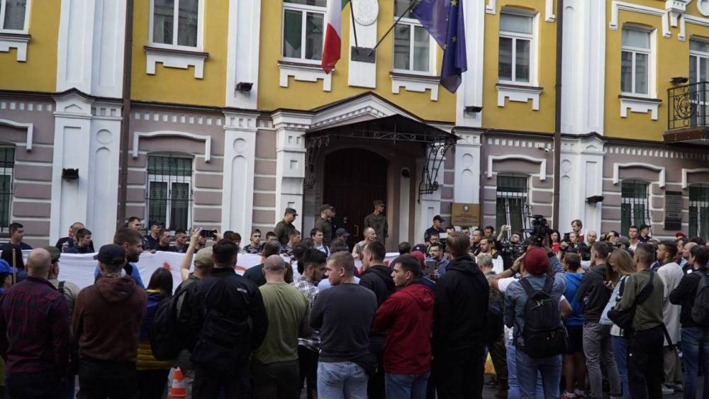 Националисты устроили акцию протеста перед посольством Италии в Киеве