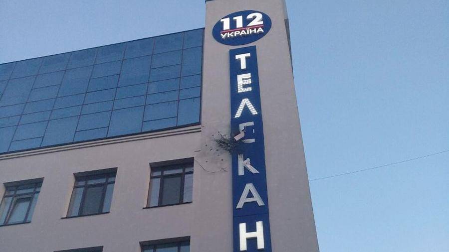 Владелец «112. Украина» назвал обстрел телеканала «очередной угрозой СМИ»
