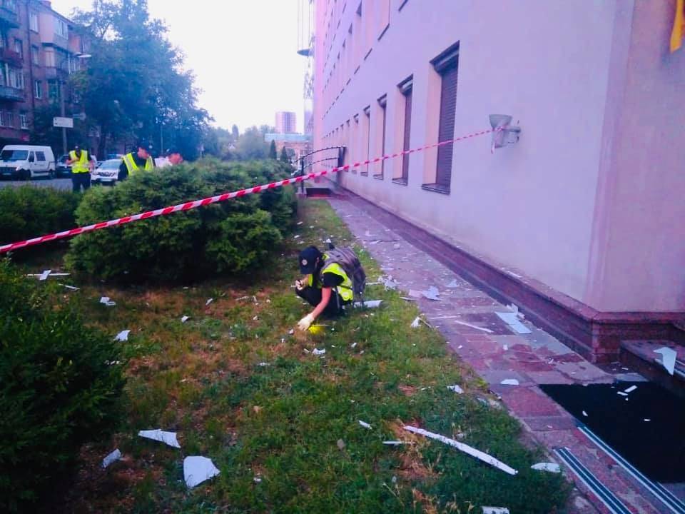 В Киеве здание телеканала Тараса Козака «112 Украина» обстреляли из гранатомета
