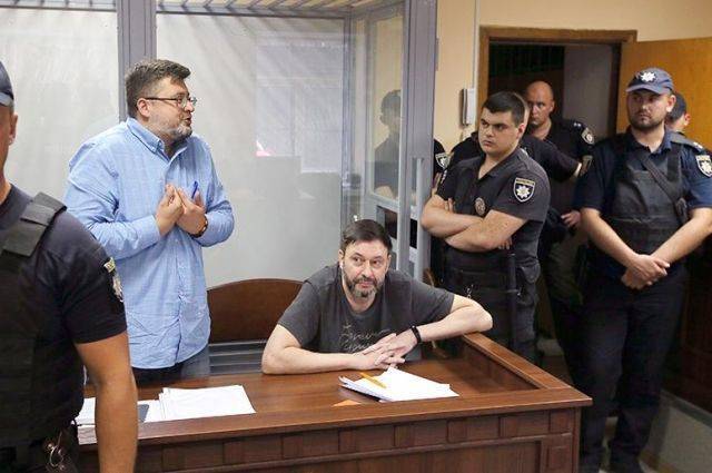 Адвокат просит Зеленского не допустить провокаций в суде по делу Вышинского