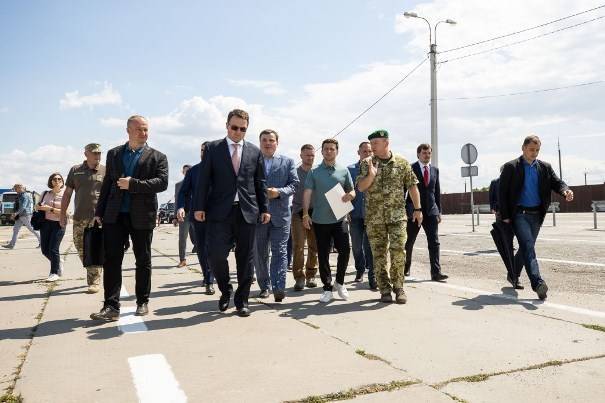Зеленский провёл совещание на границе с Крымом