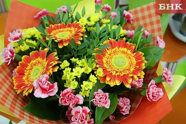 Незнакомцы отблагодарили мужчин из Коми цветами и конфетами за пополнение счетов телефонов