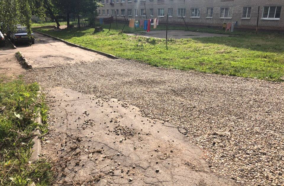 В Смоленске ремонтники уничтожили дорогу и пропали на год