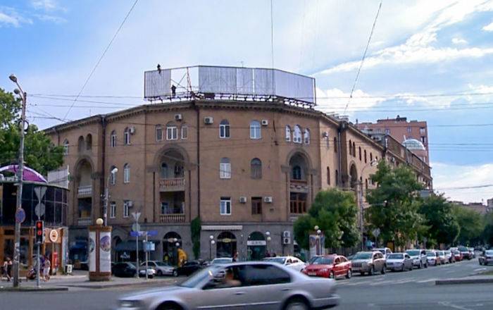 Мэрия демонтирует рекламные щиты с крыш зданий в центре Еревана