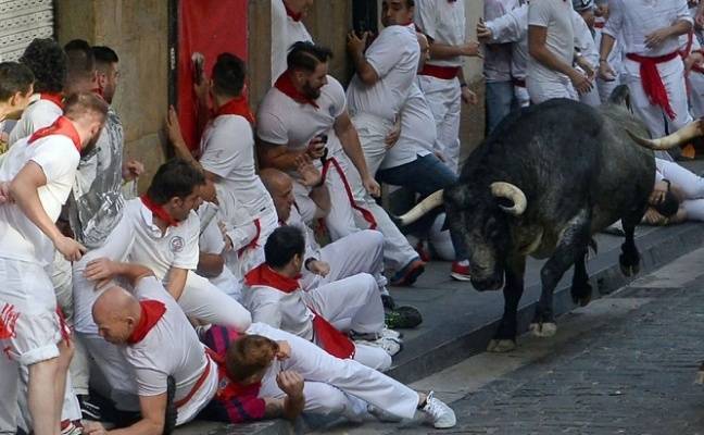 Во время забега быков в испанской Памплоне пострадали пять человек — Общество. Новости, Новости Европы — EADaily