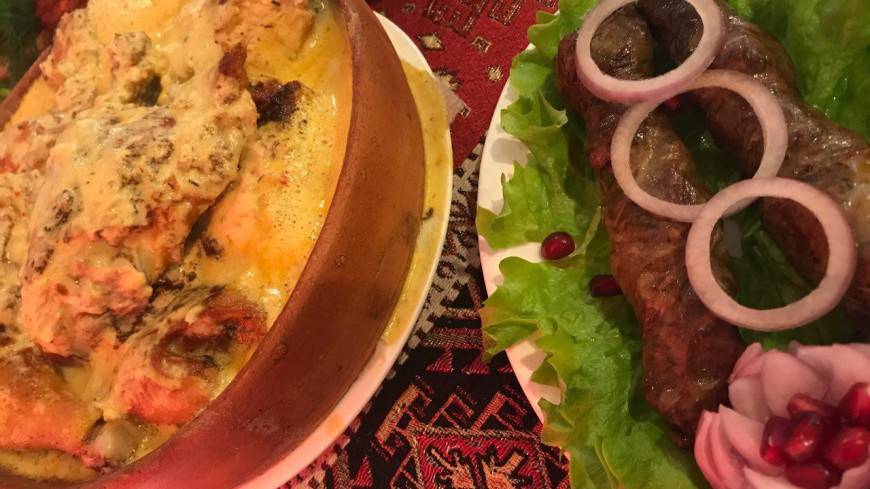В Турции повторно выставляют блюда на шведский стол