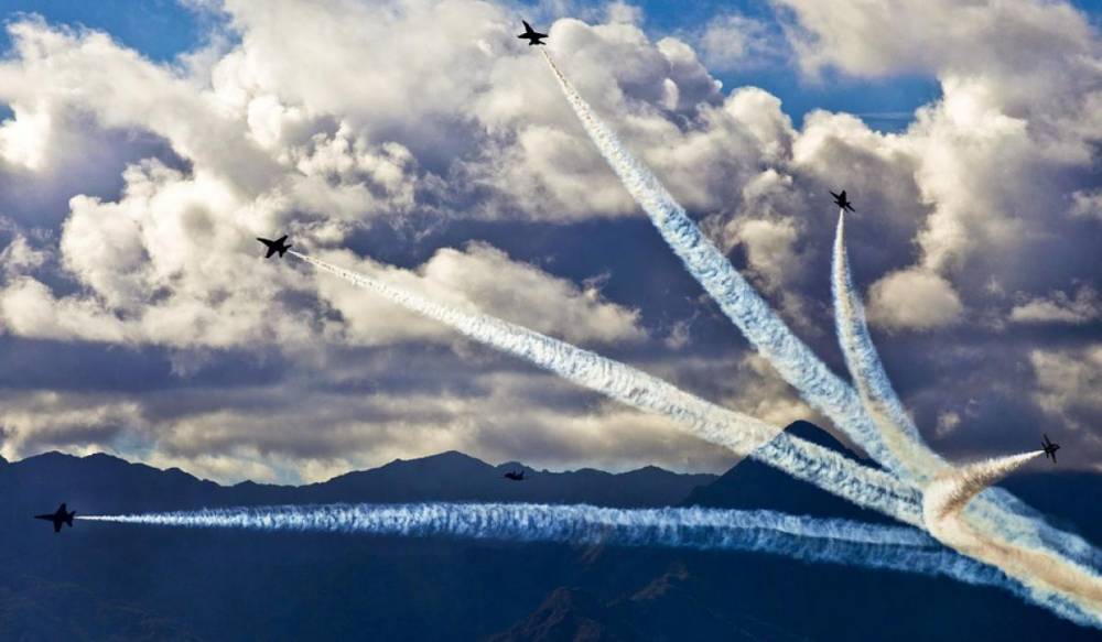 В небе над Петербургом пролетели военные самолеты