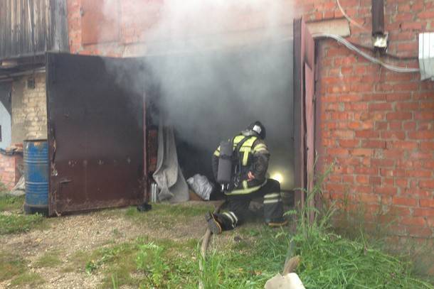 В Ухте во время пожара в гараже пострадали трое подростков