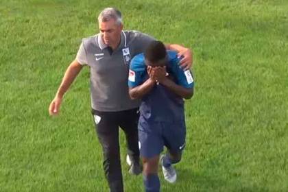 Футболист оскорбил темнокожего соперника и довел его до слез во время матча