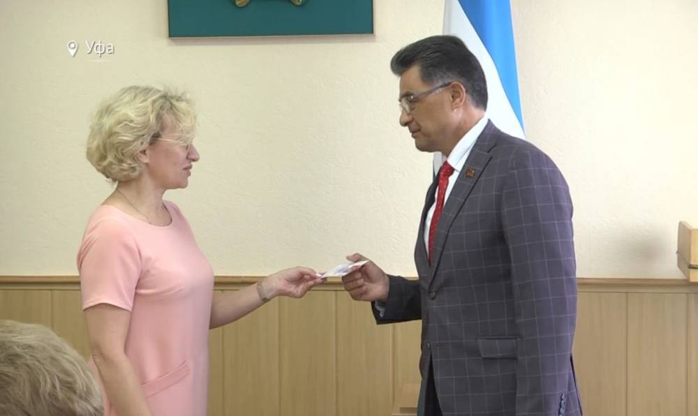 ЦИК Башкирии вручил удостоверения трем кандидатам на пост главы региона