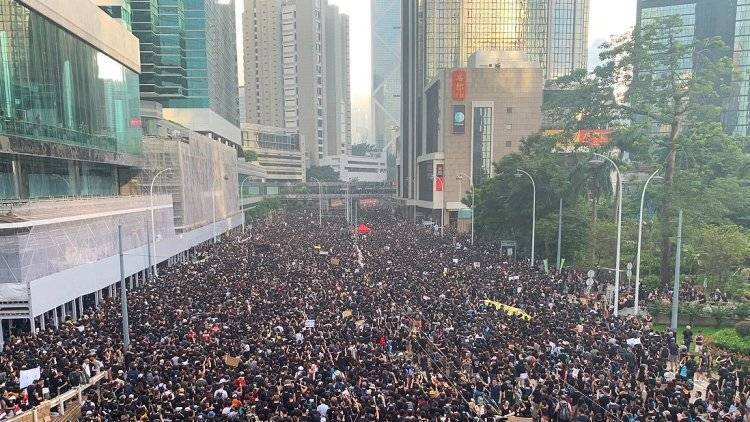 Правительство Гонконга осудило нападение протестующих на полицию