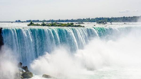 Человек выживает при падении со 188 футов Ниагарского водопада