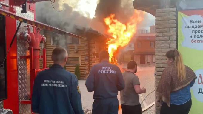 Видео: в городе Мурино загорелись бани