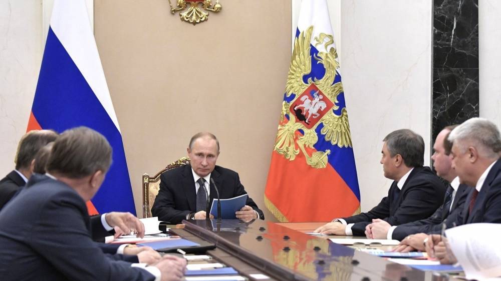 Путин обсудил с Совбезом отношения с Украиной после разговора с Зеленским
