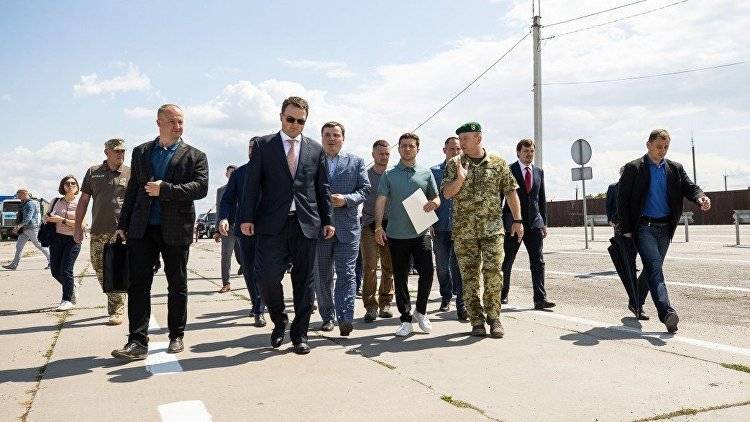 Зеленский провел совещание на границе с Крымом