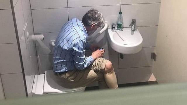 "Вместо допинга": чемпиона Латвии поймали в туалете с телефоном в ходе турнира по шахматам