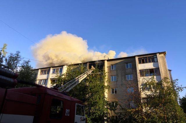 В Южно-Сахалинске загорелась крыша четырехэтажного дома