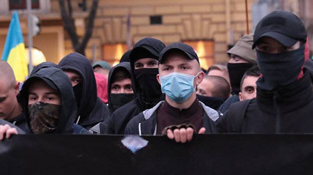 Украинские нацисты под стенами СБУ протестуют против показа фильма Оливера Стоуна об Украине | Новороссия