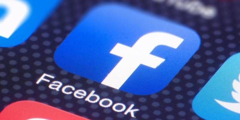Facebook снова попался на торговле личными данными