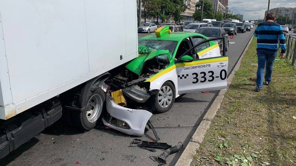 5 машин столкнулись в Петербурге | РИА «7 новостей»