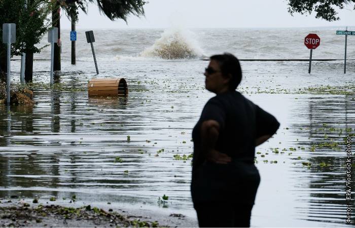 Шторм "Барри" у южного побережья США перерос в ураган
