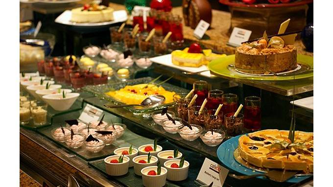 Отельер рассказал, что в Турции повторно используют еду со шведского стола