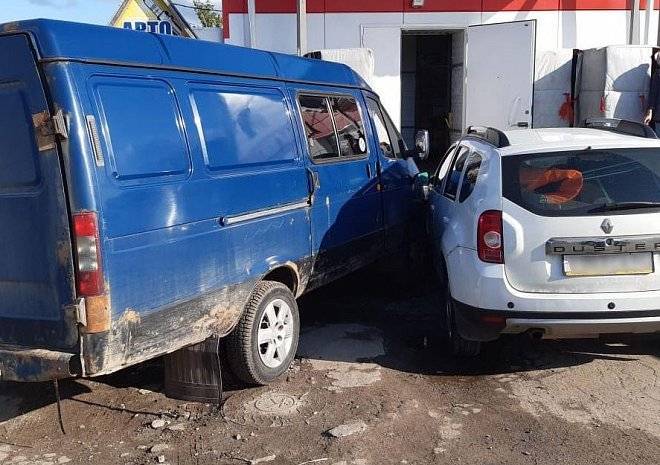 В Спас-Клепиках «отключившийся» водитель врезался в припаркованную машину