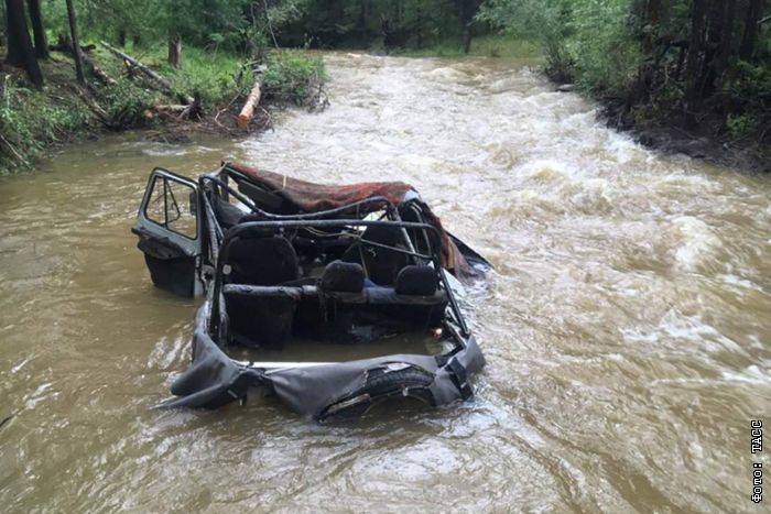 Автомобиль с людьми опрокинуло на реке в Туве после остановки двигателя