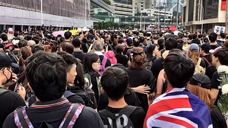 Полиция призывает протестующих в Гонконге прекратить насилие
