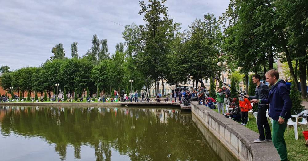 Любители спиннингов собрались в Смоленске отметить День рыбака