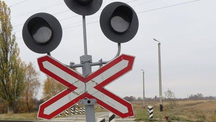 Легковушка столкнулась с поездом на переезде в Саратовской области