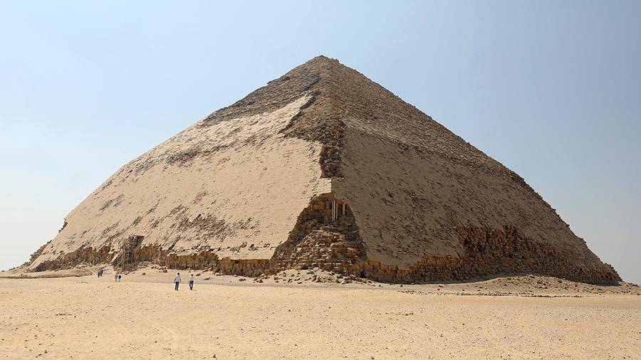В Египте открыли для туристов уникальную «ломаную» пирамиду фараона Снофру