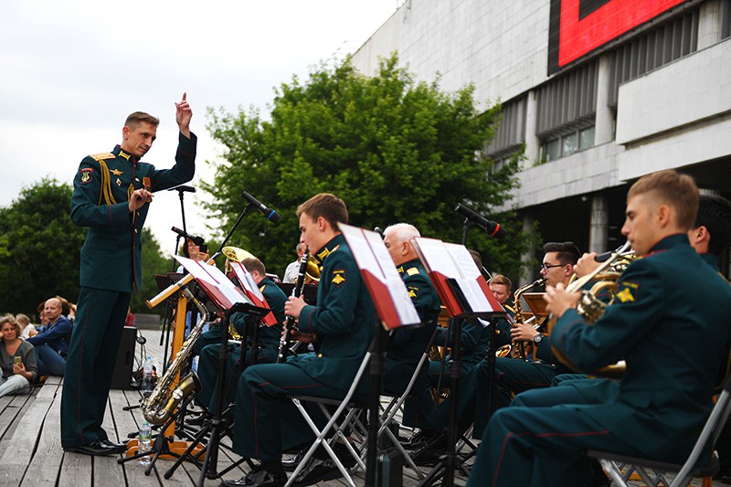 Военные оркестры выступили на водной сцене в Москве