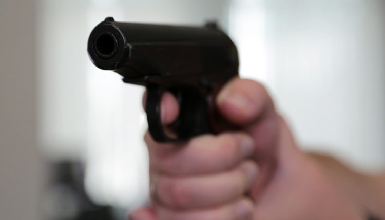В Уфе избили полицейского и украли у него пистолет