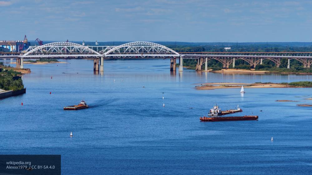 Прогулочная яхта и теплоход столкнулись на реке Волга