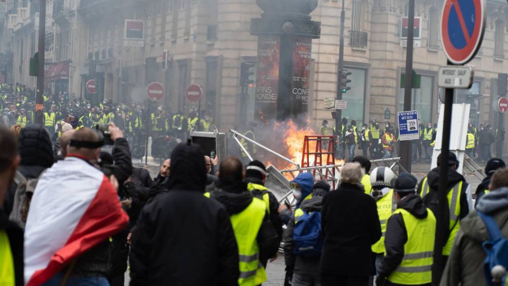 "Желтые жилеты" снова атаковали Париж в День взятия Бастилии – трое лидеров задержаны