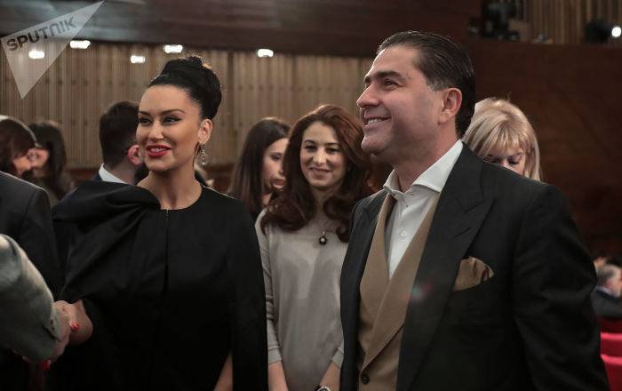 Певица Нуне Есаян выложила сногсшибательное фото с женой медимагната Артура Джанибекяна