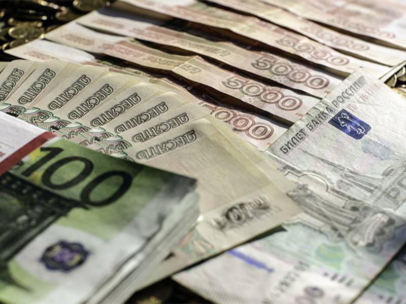«Индекс бигмака»: рубль РФ является самой недооцененной валютой в мире