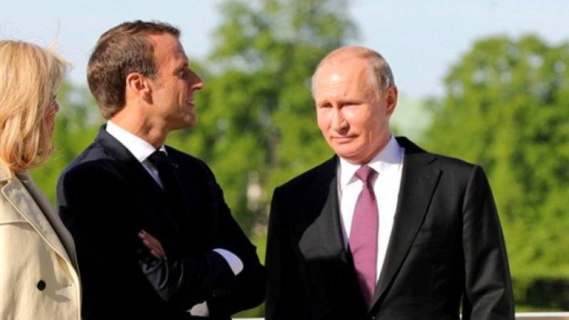 Путин высоко оценил отношения РФ и Франции в День взятия Бастилии