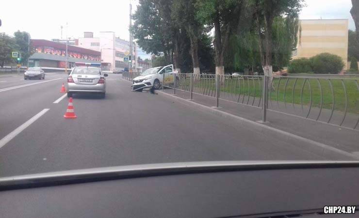 На&nbsp;Федюнинского такси пробило забор и&nbsp;вылетело на&nbsp;тротуар&nbsp;— фото, видео