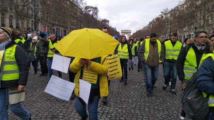 Протестующие в Париже возводят баррикады на Елисейских полях
